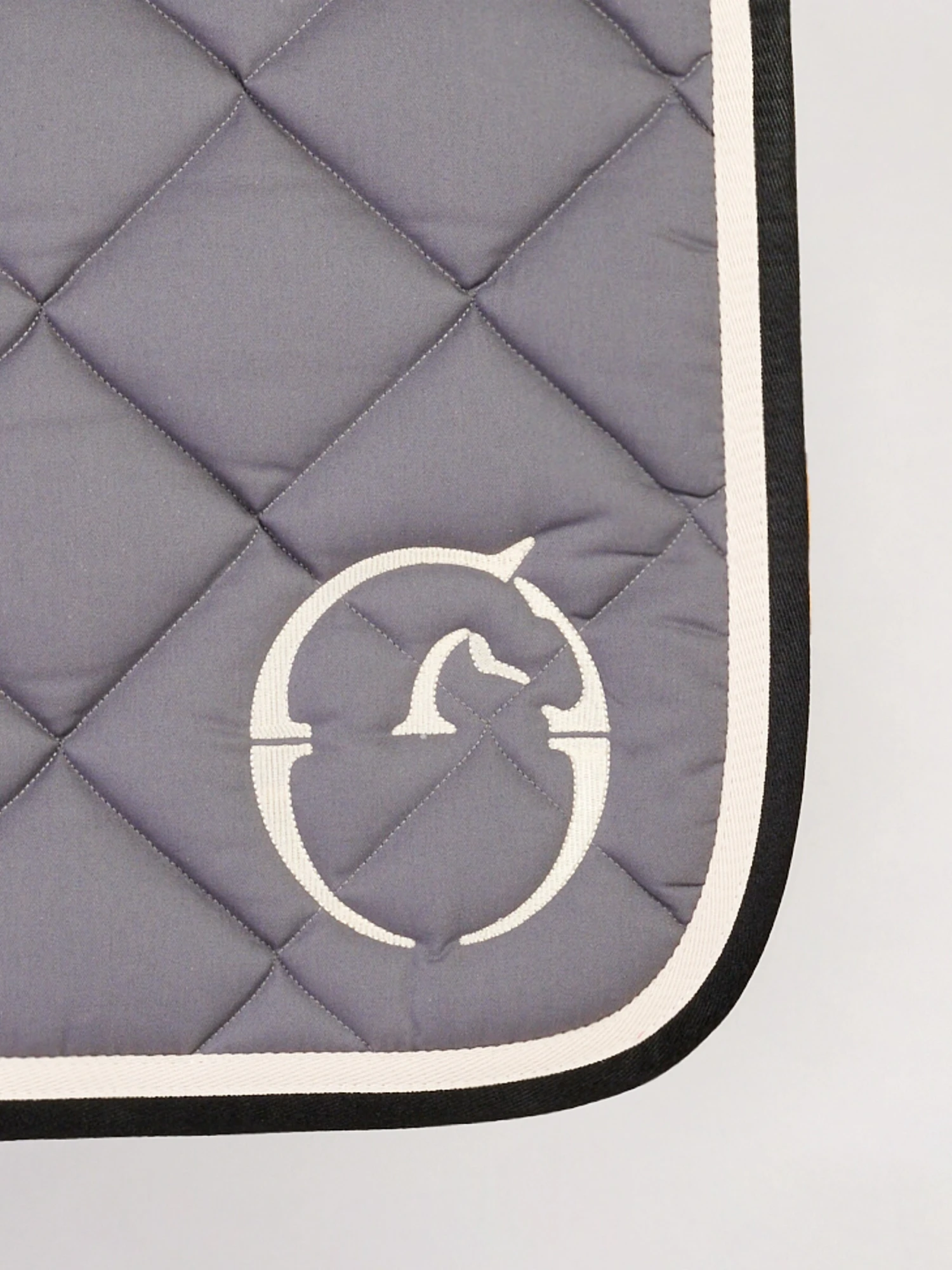 Dressurschabracke Chicago - Grau/Weiß/Schwarz 2 Dressurschabracke Chicago - Grau/Weiß/Schwarz - Image 2